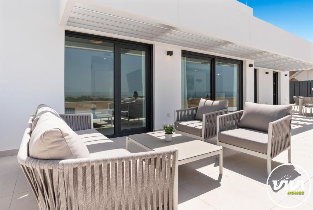 ViVi Homes - The Essence - Sea Views - Terrace - Pool - Gym - 3
