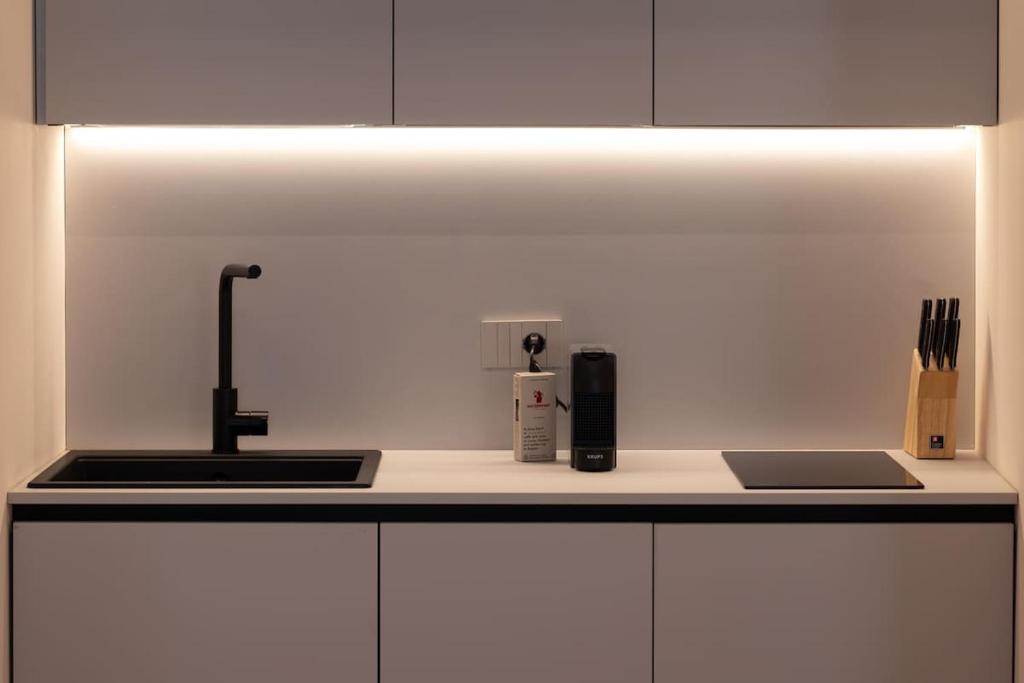 Brand-New Modern Studio Steps from the City Center - 3