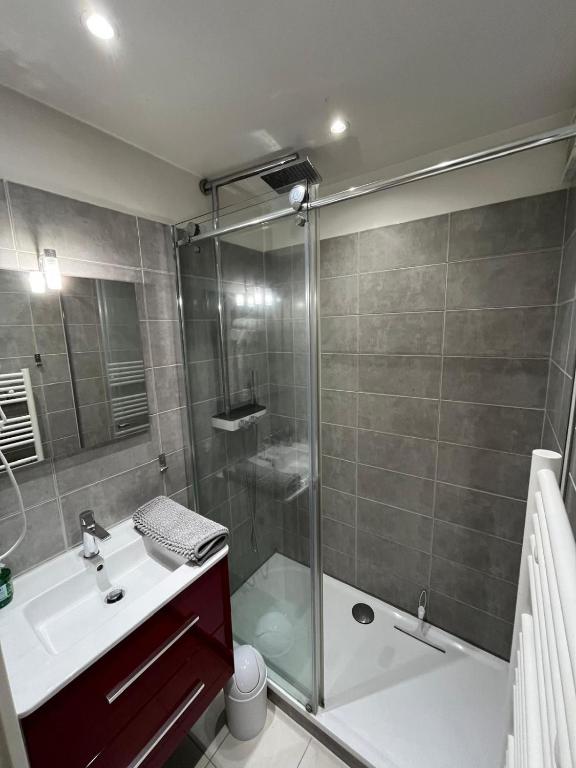 One-bedroom apartment with balcony, sea and park views, air conditioning, swimming pool and parking - 4
