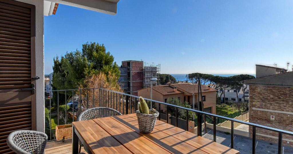 Refurbished apartment calella de pal. beach 250mts - 1