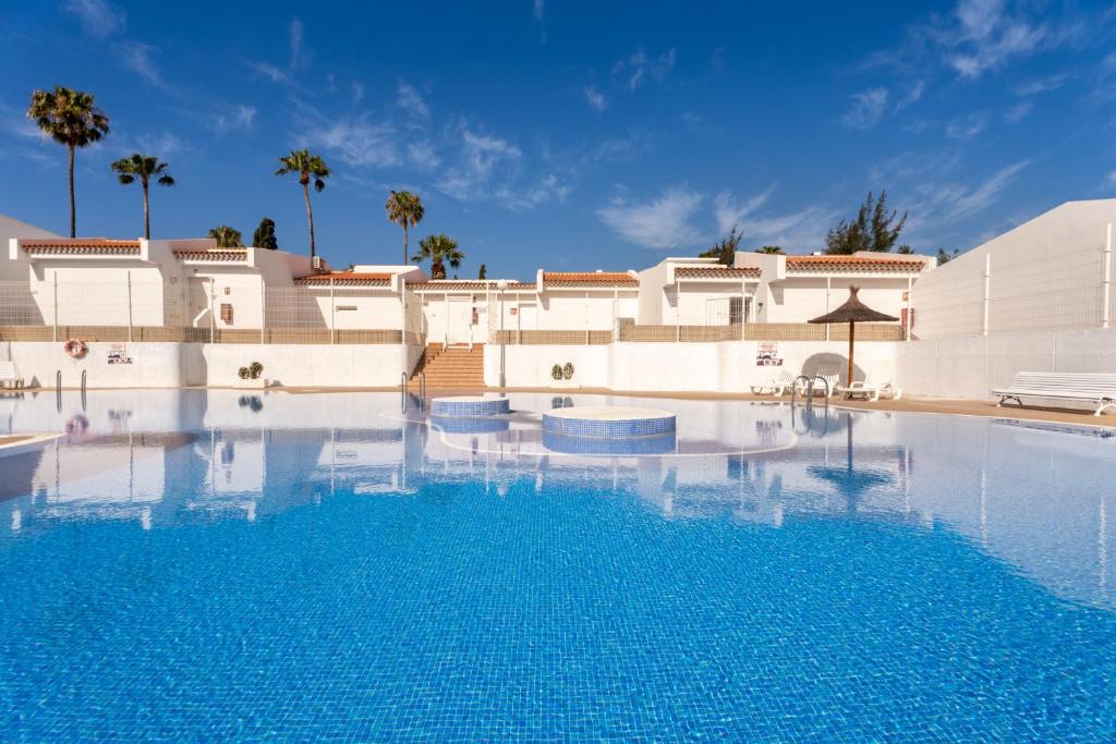 Aqua Garden Villa - Spacious 3-Bedroom Holiday Home with Terrace, BBQ & Pool Access in Costa Adeje - 1