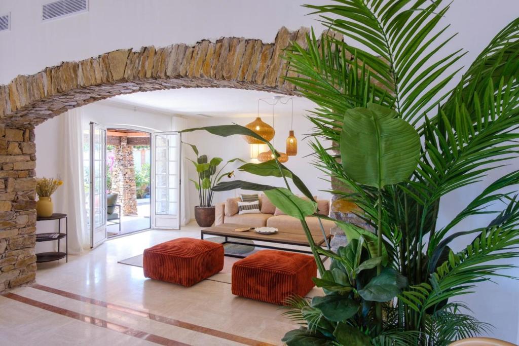 Lovely luxury villa with garden and private pool - 4