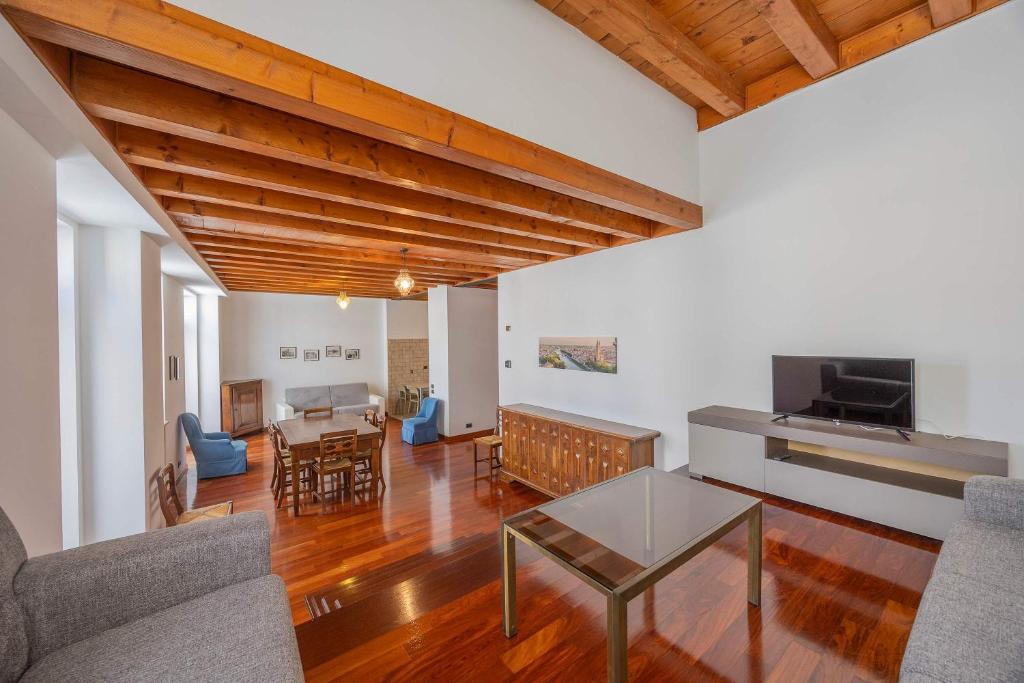 Timber and Light Spacious Apartment with Balcony - 1