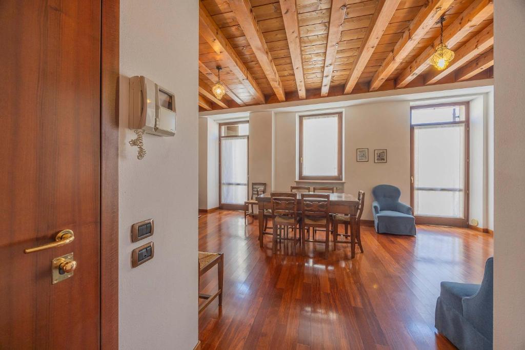 Timber and Light Spacious Apartment with Balcony - 3
