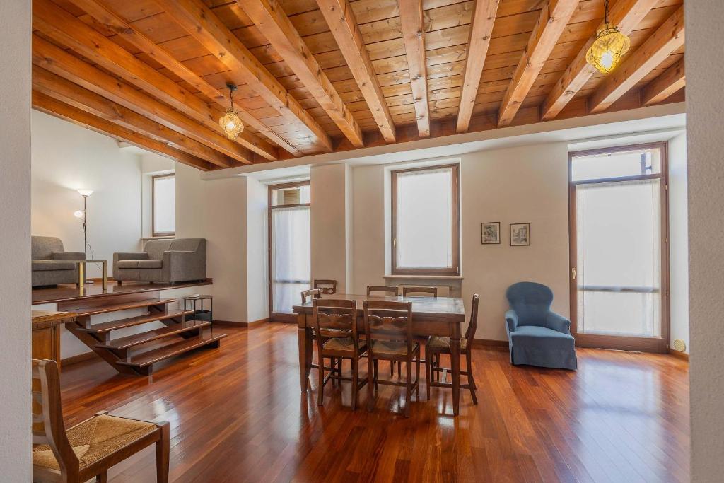 Timber and Light Spacious Apartment with Balcony - 4
