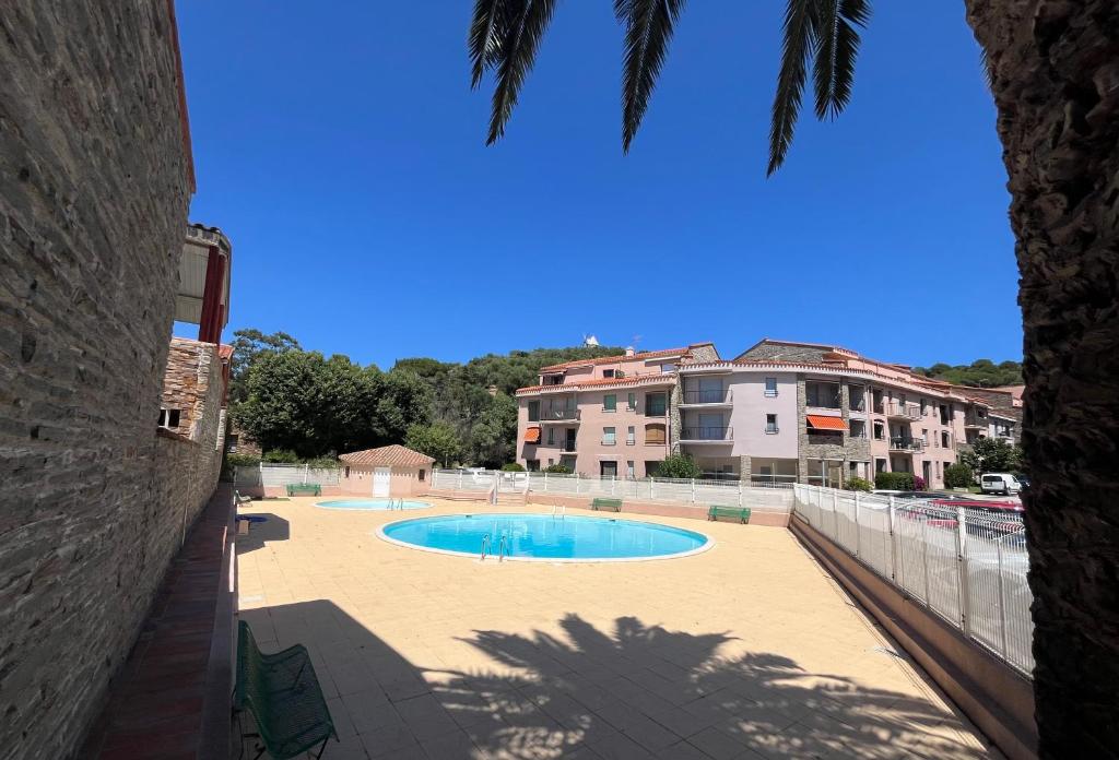 Superbe T2-T3 rénové, bord de mer, piscine, parking privé - 1