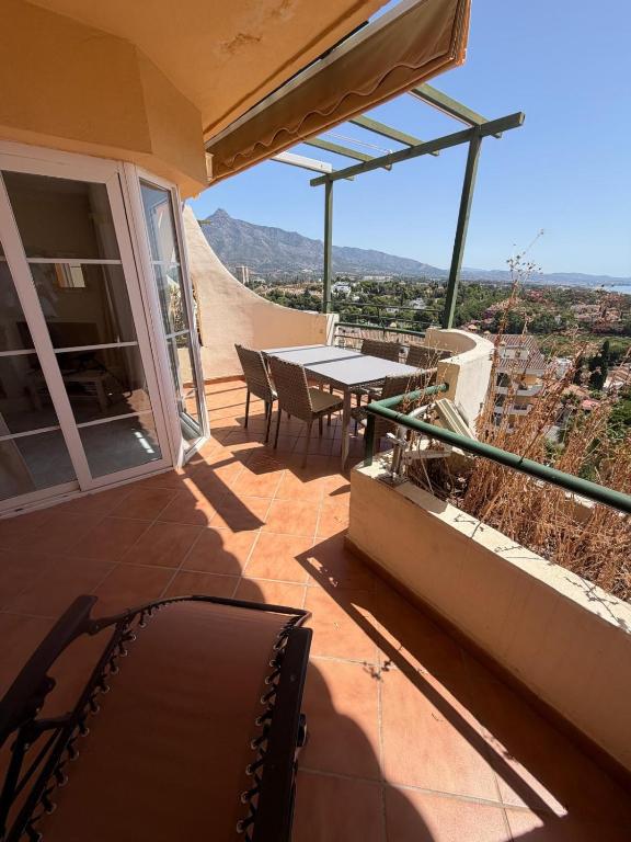 Stunning 2-Bed, Panoramic Views in Puerto Banús - 4