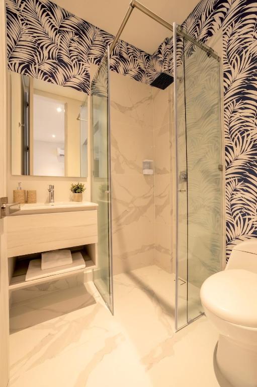 13th floor with views & Pool - 2 minutes to the beach - 5