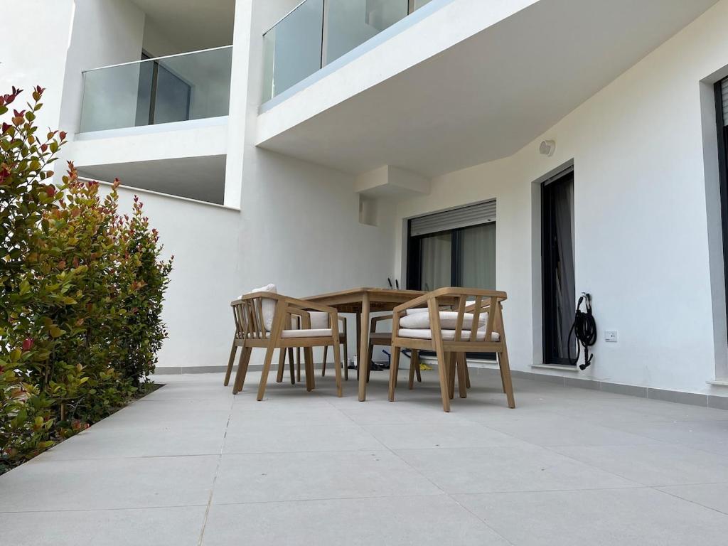 New Designer Apartment with Pool - 3