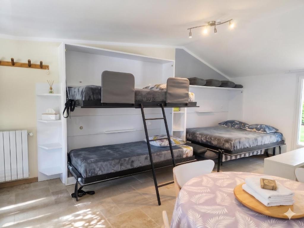 Studio avec chambre, piscine et terrasse au calme en pleine nature 8 personnes, Six-Fours-les-Plages Holy Riviera - 4