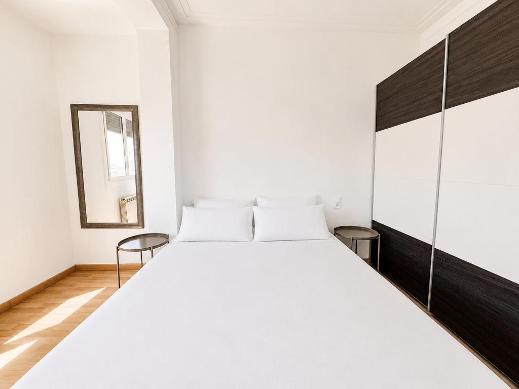 Stay Unique Apartment for 5 in Eixample Sagrada Família - 3