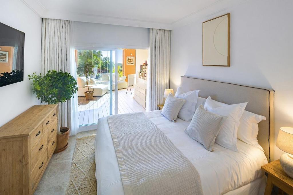 Luxury 4BR Apartment with Resort Pools - 2