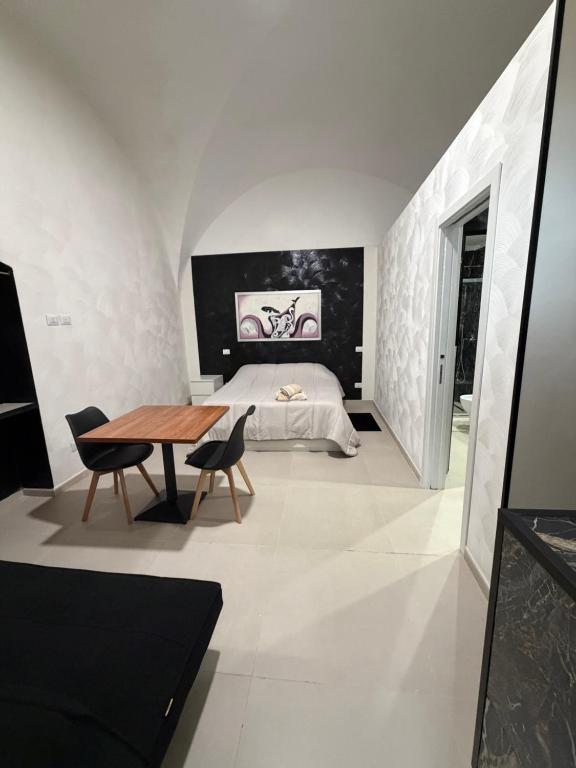 Black Room Suite - 2