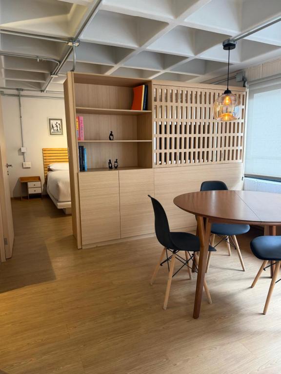 Praga Suites 4 Cozy 1BR Great Location Fast WiFi - 1