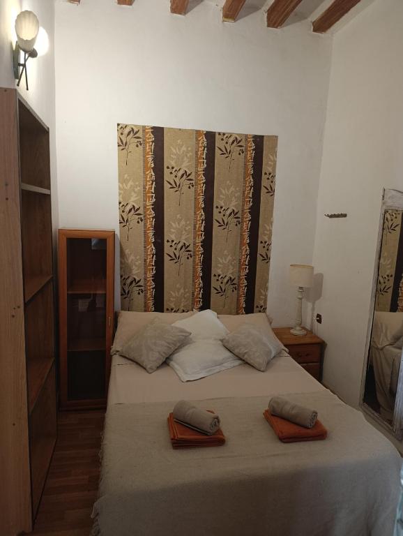 estudio muy centrico alicante , casco antiguo ,habitacion, salon comedor,pequeña cocina,baño ,balcon,air cond, - 4