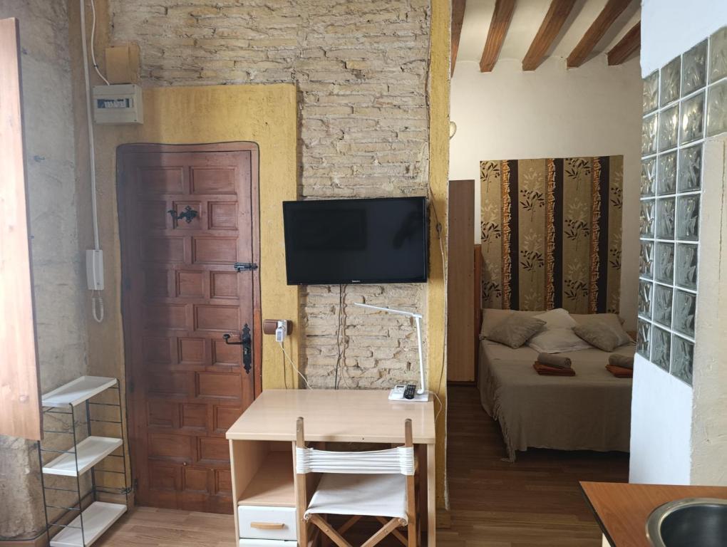 estudio muy centrico alicante , casco antiguo ,habitacion, salon comedor,pequeña cocina,baño ,balcon,air cond, - 5