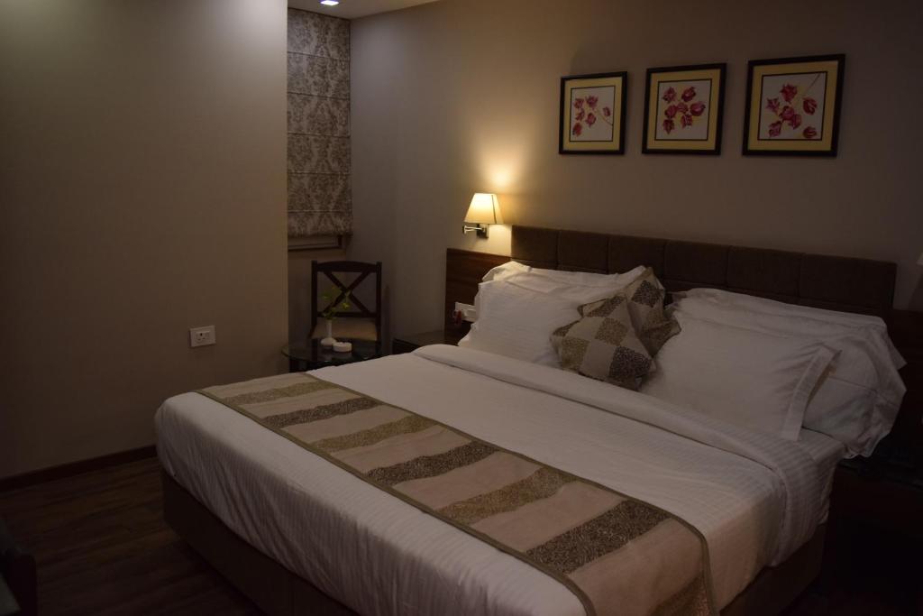 Varanasi De Bougainvilla room