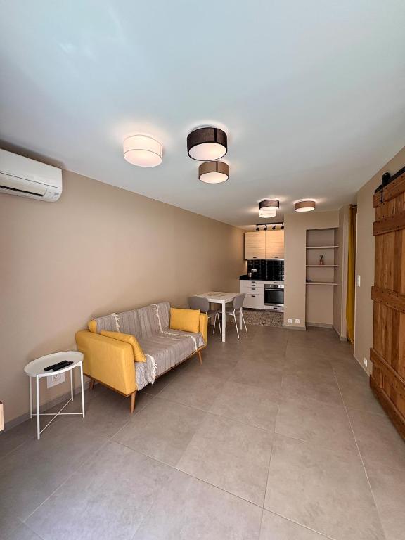Sunny Terrace Apartment - 2
