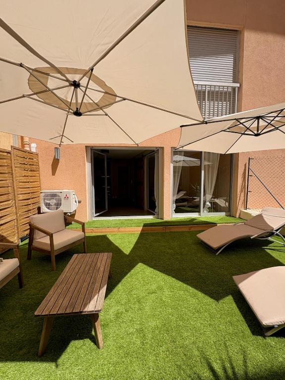 Sunny Terrace Apartment - 3