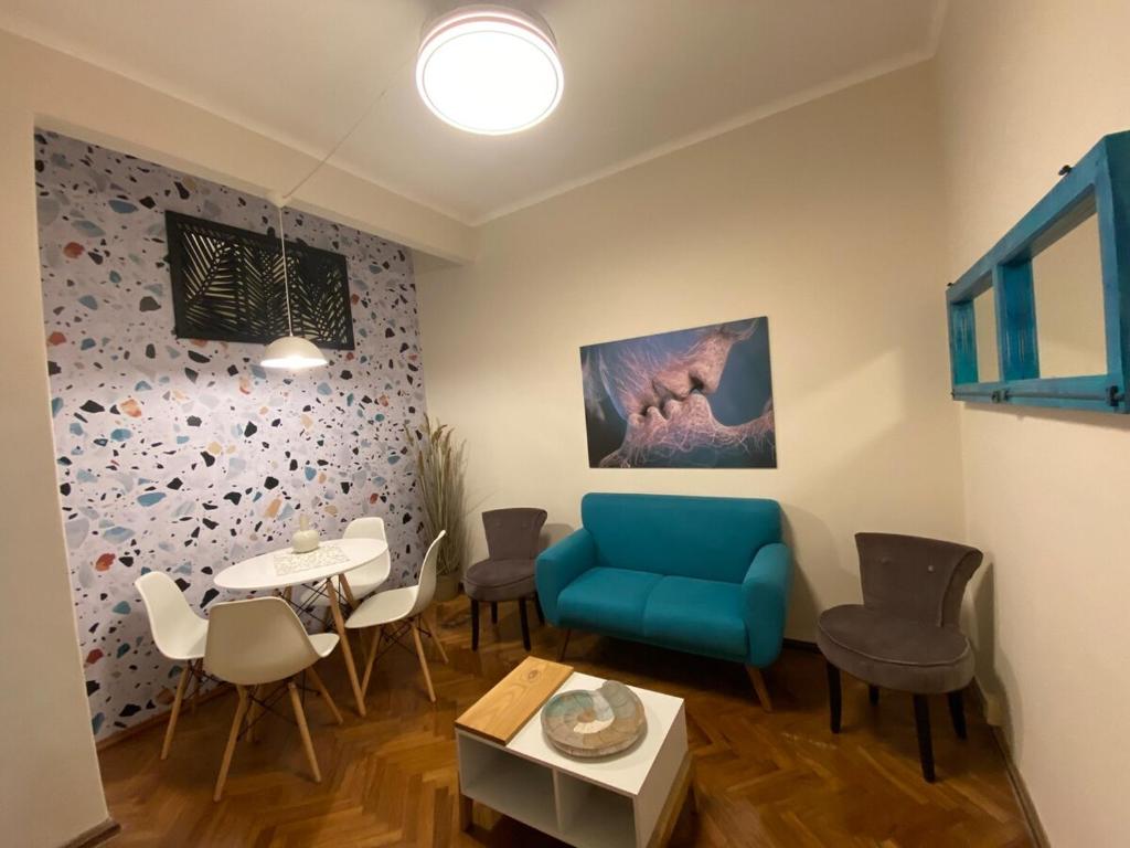 Turquoise, 2 bedroom garage, great location - 1