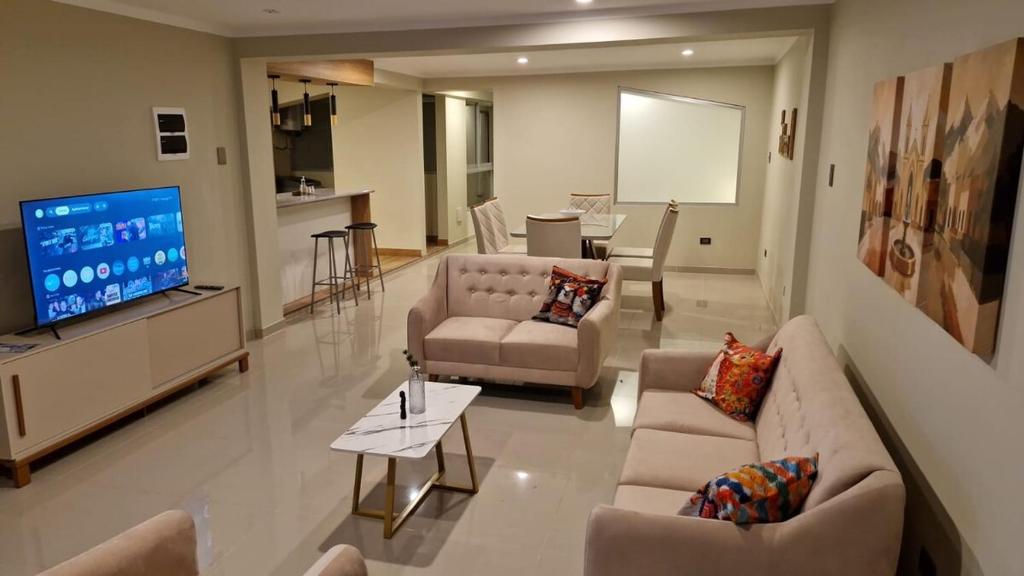 Beautiful and modern apartment steps from the Plaza - 4