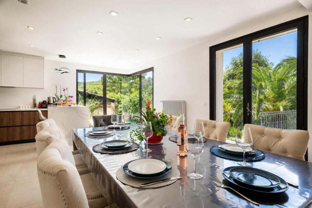 Luxury Getaway - Modern Villa with pool and AC - 2