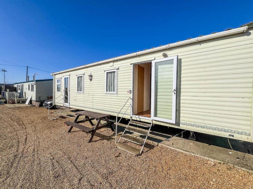Six-berth dog-friendly caravan at Lee's Caravan Park, Hunstanton - pet-friendly stay