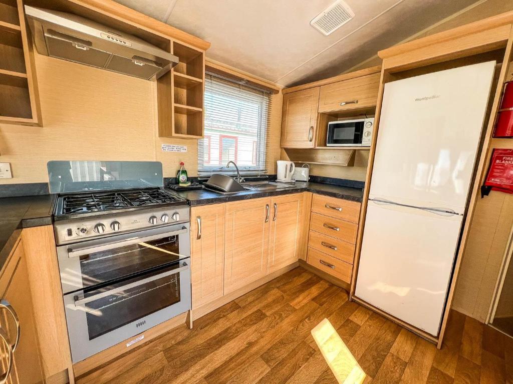 6 Berth Pet Friendly Caravan, Lee's Caravan Park photo 3