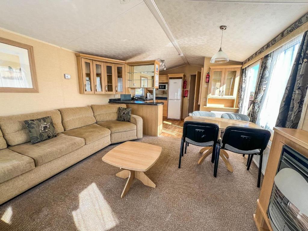 6 Berth Pet Friendly Caravan, Lee's Caravan Park photo 8