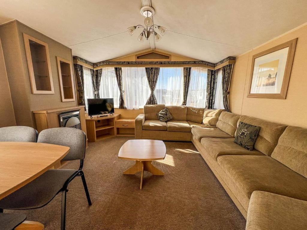 6 Berth Pet Friendly Caravan, Lee's Caravan Park photo 2