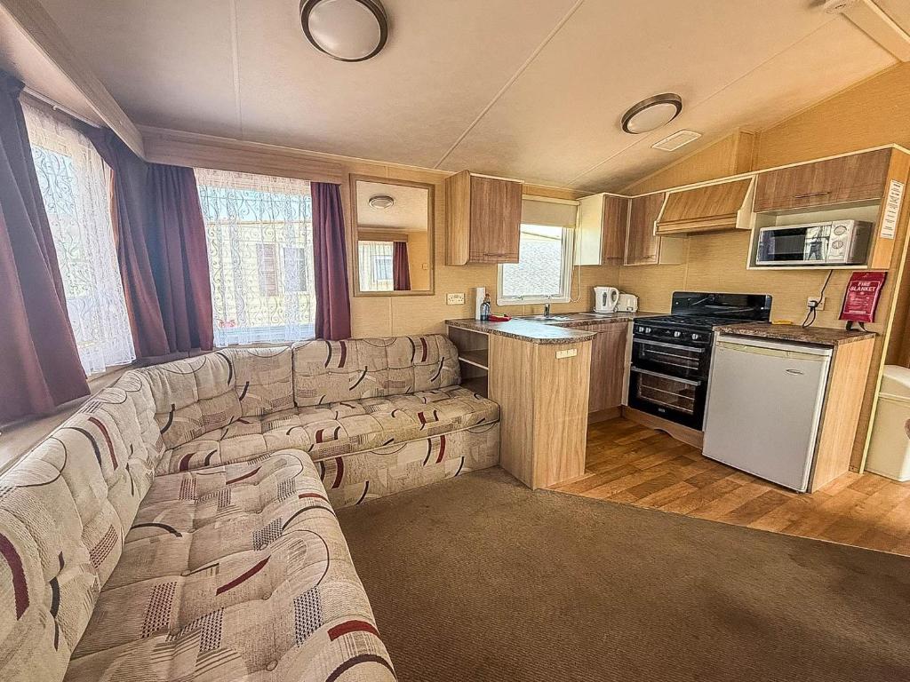 6-Berth Static Caravan at Lee's Caravan Park, Hunstanton photo 3