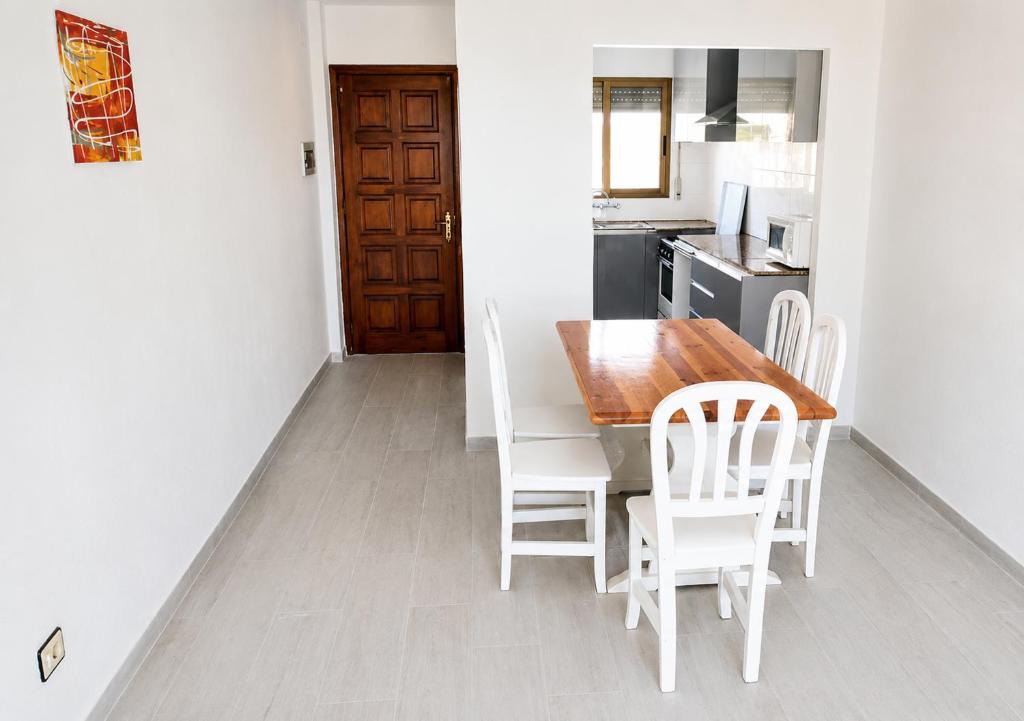 Turyva Tarongers 3 - Modern 2 Bed Holiday Apartment for Families & Couples - 4