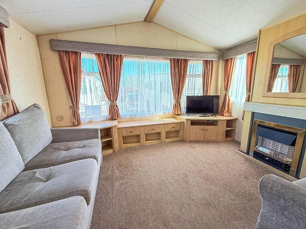 Dog Friendly 8 Berth Caravan, Hunstanton photo 8