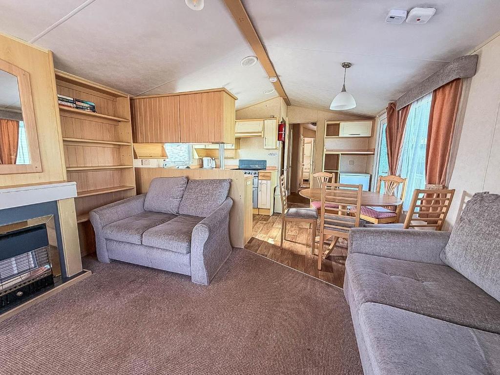 Dog Friendly 8 Berth Caravan, Hunstanton photo 2