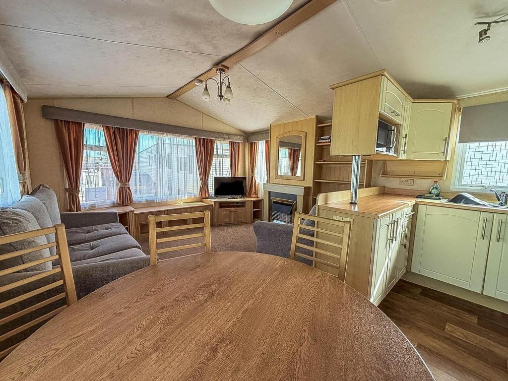 Dog Friendly 8 Berth Caravan, Hunstanton photo 3