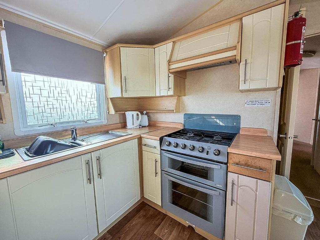 Dog Friendly 8 Berth Caravan, Hunstanton photo 4