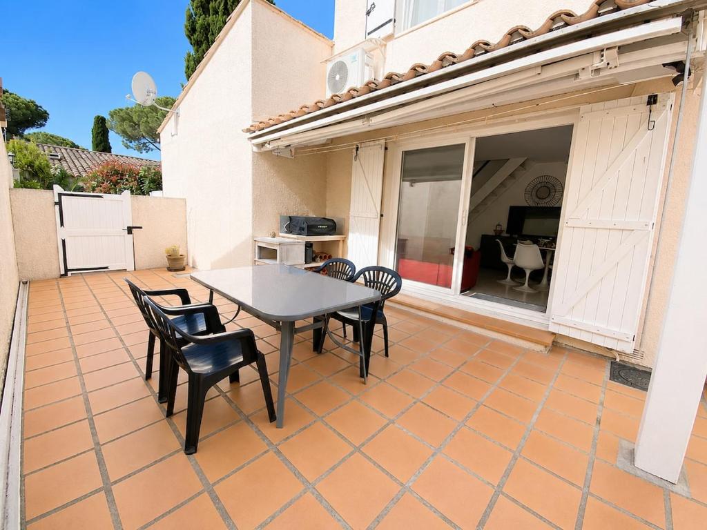 Air-conditioned villa with Swimming pool and terrace Porte du village naturiste - 4