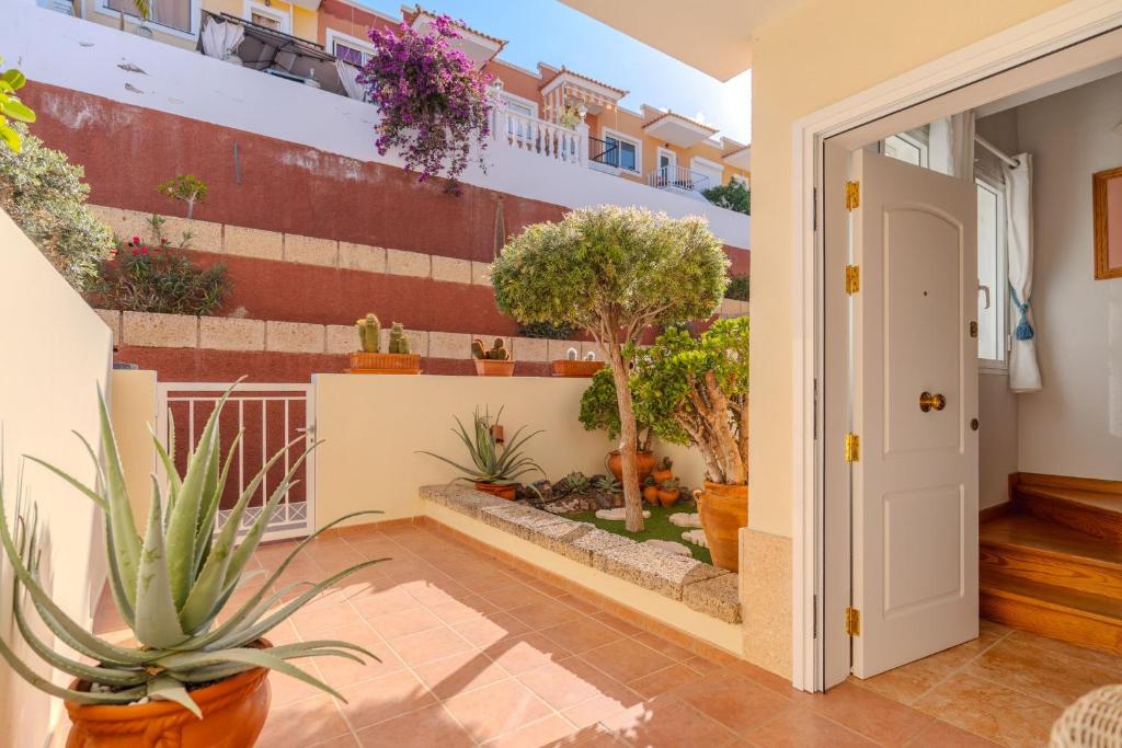 Cozy 2-Bedroom Apartment with Garden View in Costa Adeje - 4