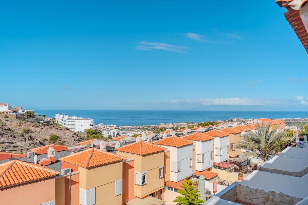 Cozy 2-Bedroom Apartment with Garden View in Costa Adeje - 3