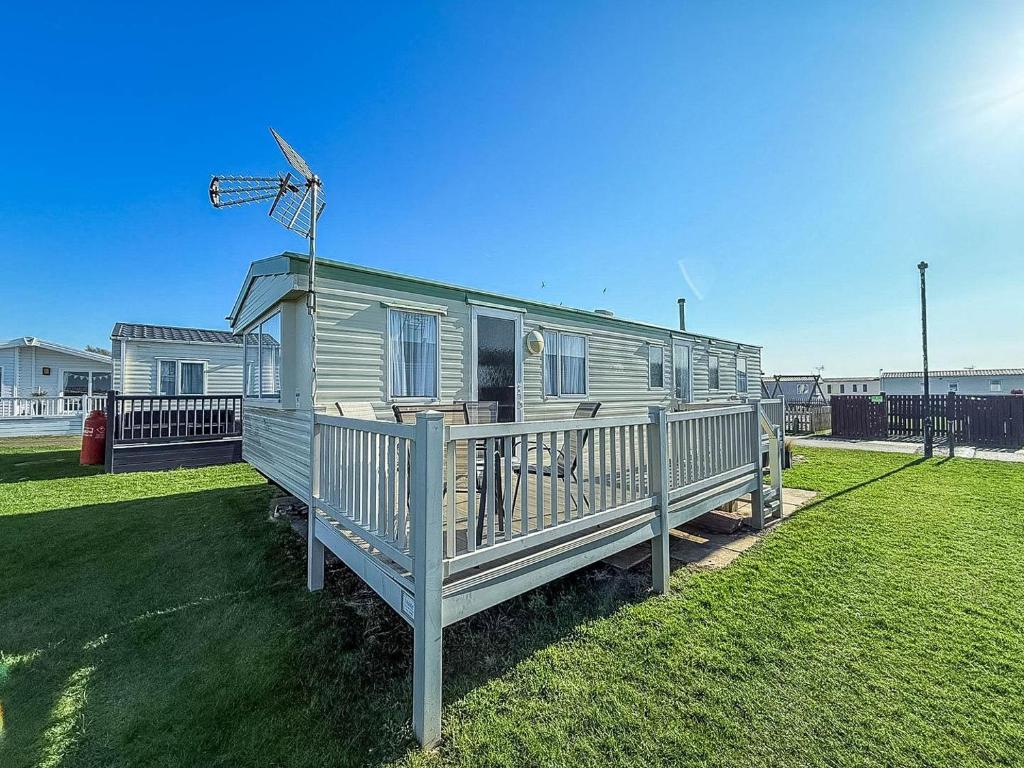 Great 6 Berth Caravan with Side Decking in Heacham, Heacham - pet-friendly stay