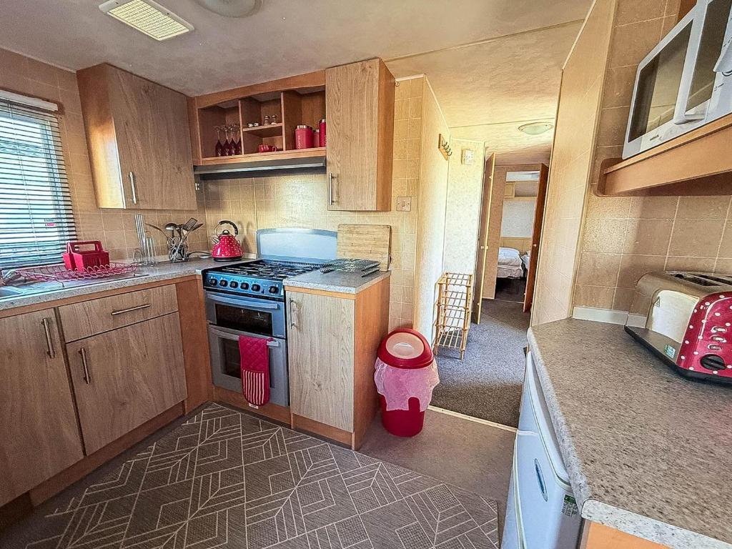 Great 6 Berth Caravan with Side Decking in Heacham photo 3
