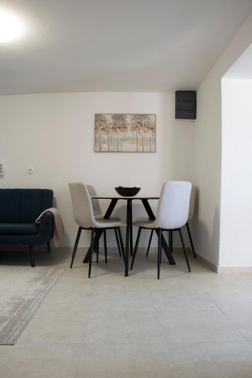 Private Sunny Hills Apartment - 5
