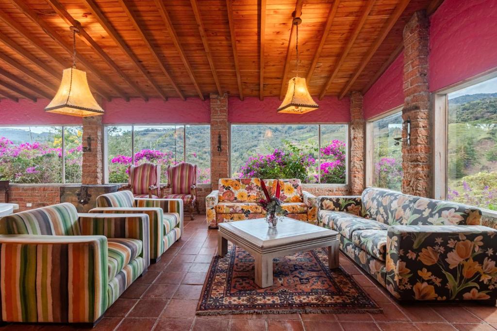 Casa con Vista a La Piedra y Acceso al lago - 1