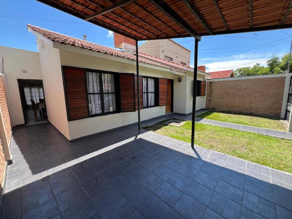 Casa Luminosa Con patio y garaje - 1