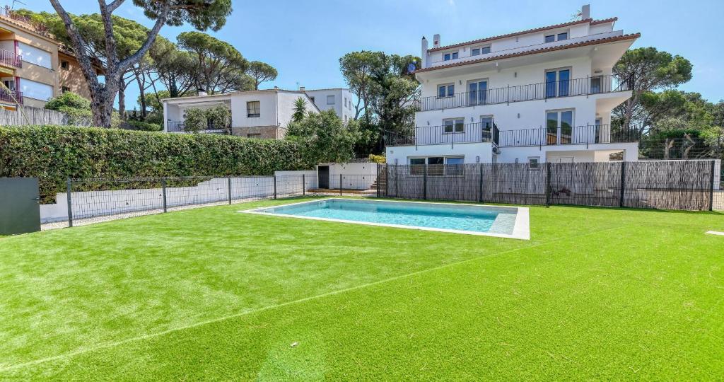 Atico completamente renovado de tres habitaciones con piscina - 1