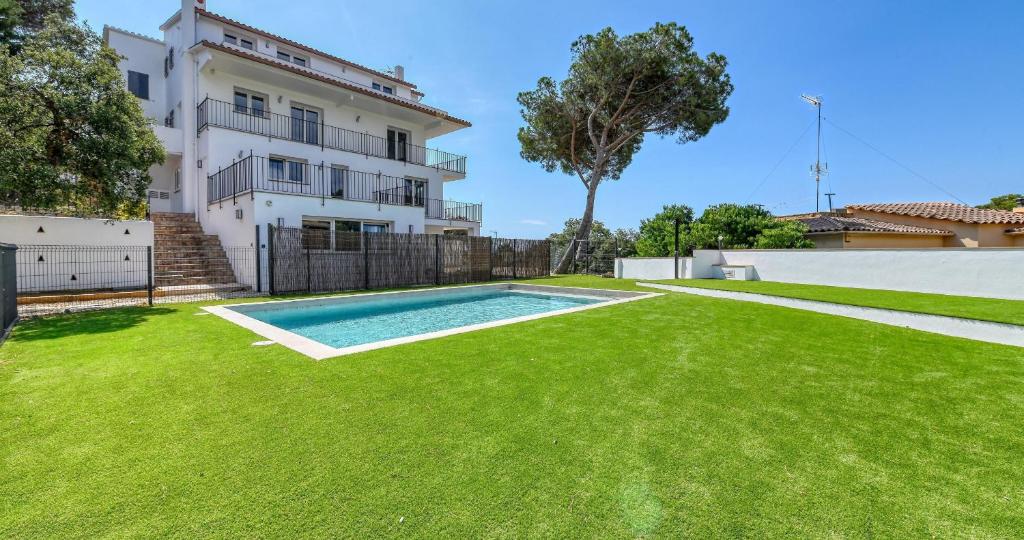 Atico completamente renovado de tres habitaciones con piscina - 2