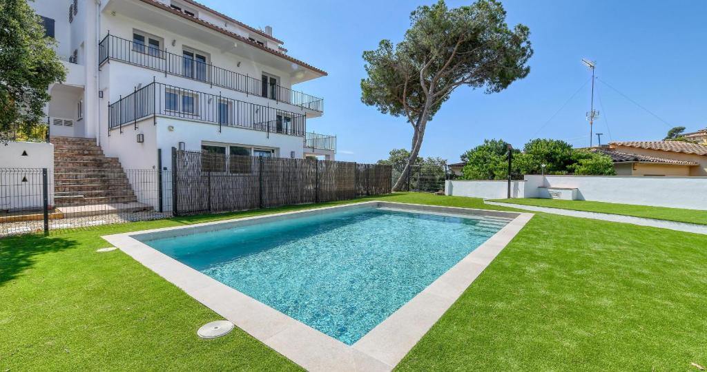 Atico completamente renovado de tres habitaciones con piscina - 3