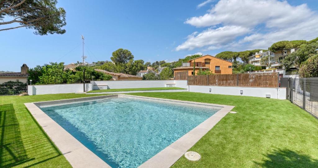 Atico completamente renovado de tres habitaciones con piscina - 4
