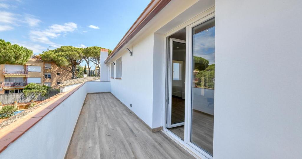 Atico completamente renovado de tres habitaciones con piscina - 5