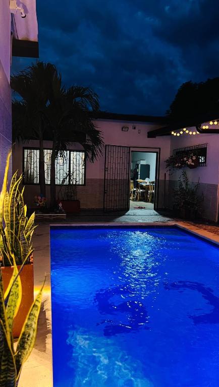 Casa amplia , con piscina privada - 2